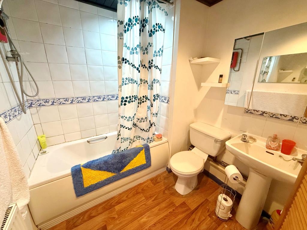 Lot: 162 - END-TERRACE HOUSE FOR IMPROVEMENT - Bathroom with W.C.